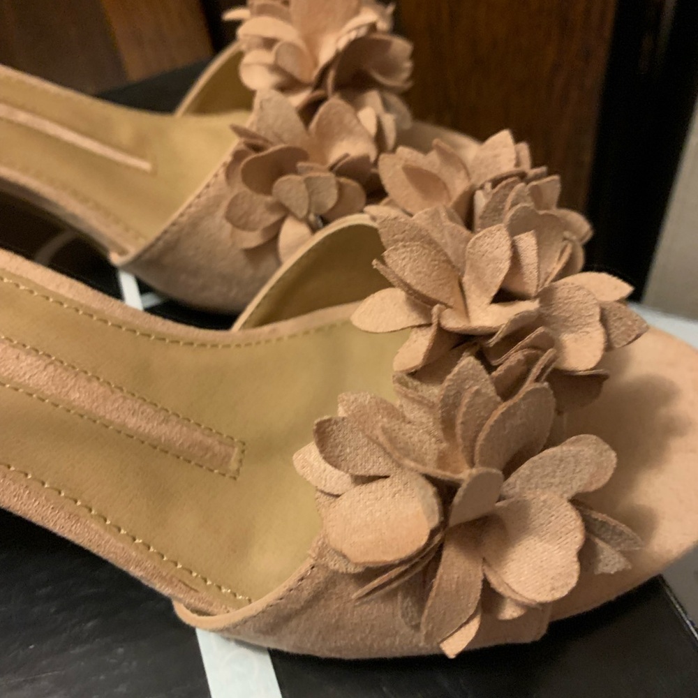 New Women’s Floral Ankle-Strap Sandals in Pale Pink - Picture 5 of 7